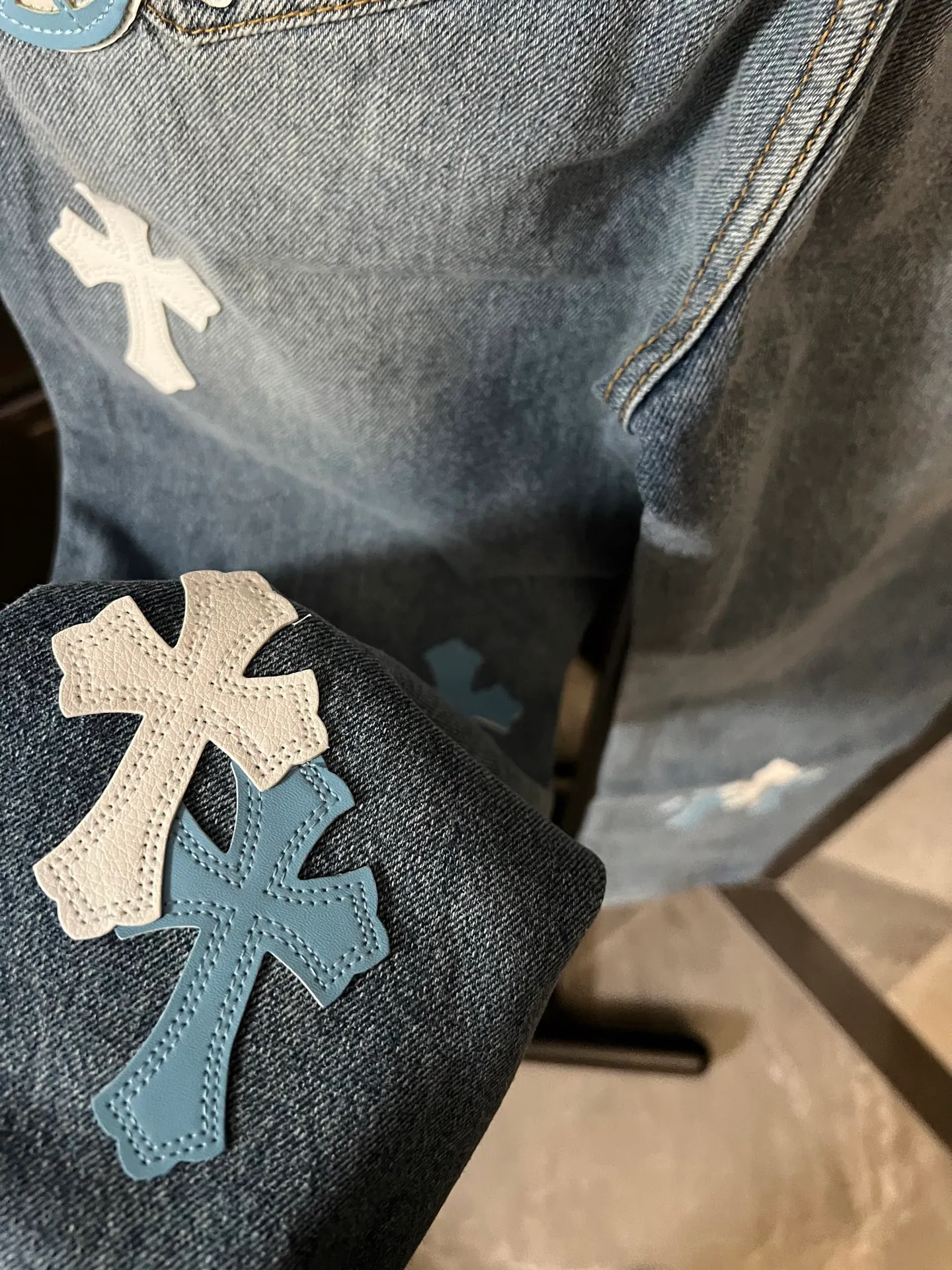 P260 [Next day] Chrome Hearts/Chrome Hearts CH Hong Kong City Limited Series Sanskrit Cross Patch Leather Jeans (Blue) Blue and White Color - Hong Kong Limited Fashion players, Chrome Hearts Hong Kong City Limited Jeans are now available!  The unique color scheme is like the intertwining of vitality and romance of Hong Kong. The three-dimensional letters between the hips seem to tell the story of the city. The customized hardware, the three-dimensional and thick cross stamens, and the hand-cut leather washers make the details full of luxury.  Handcrafted and made of environmentally friendly materials, comfort and quality coexist. Owning it is not only an outfit, but also a status symbol. Globally limited edition, don’t miss it.  Size: 28 30 32 34 (corresponding to s-xl) Detailed size can be found in Figure 9